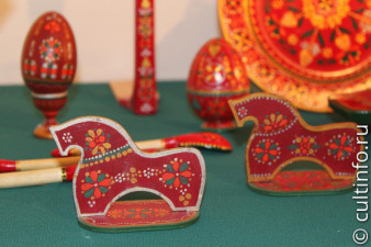 Древянные лошадки с выставки «Золотое зерно традиций». 2010