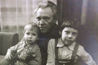 Виктор Астафьев с внуками Женей и Витей. Фото из архива семьи Астафьевых
