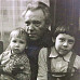 Виктор Астафьев с внуками Женей и Витей. Фото из архива семьи Астафьевых
