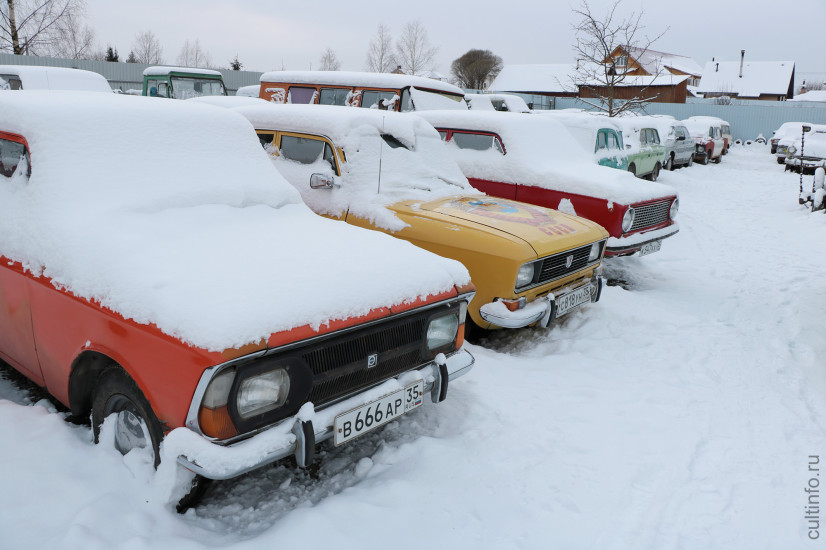 Зимой машины в приюте «спят» – прежде чем смотреть экспонаты, их нужно почистить от снега.