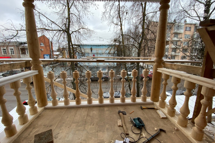 Воссозданный балкон парадного фасада дома Дружинина. Фото Владимира Новосёлова