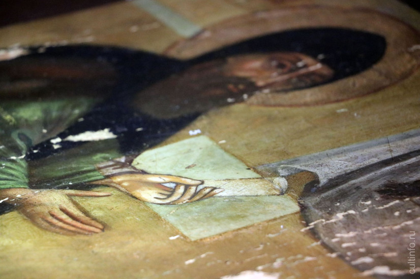 Под двумя слоями записей скрывалась авторская живопись на иконе с изображением белозерских и кирилловских святых.