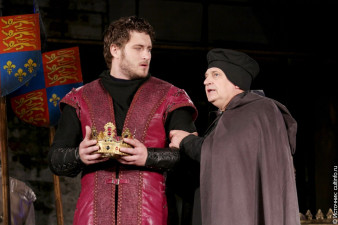 Спектакль «Ричард II». Премьера состоялась 30 июня 2014 года на сцене у Пятницкой башни Вологодского кремля.