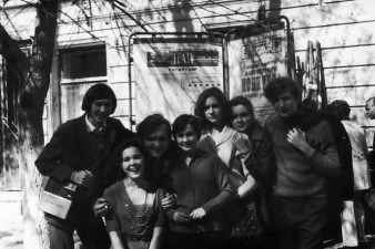 Ирина Джапакова среди студентов Саратовского театрального училища. Фото из личного архива