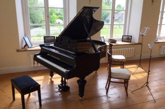 Старинный рояль из квартиры академика Николая Качалова теперь стоит в усадьбе Хвалевское