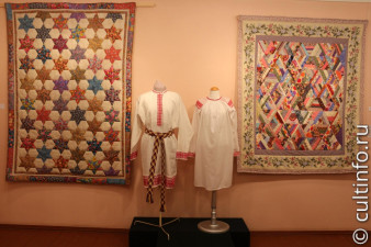 Лоскутное одеяло, костюм. Фото с выставки «Современное народное искусство Вологды». 2014
