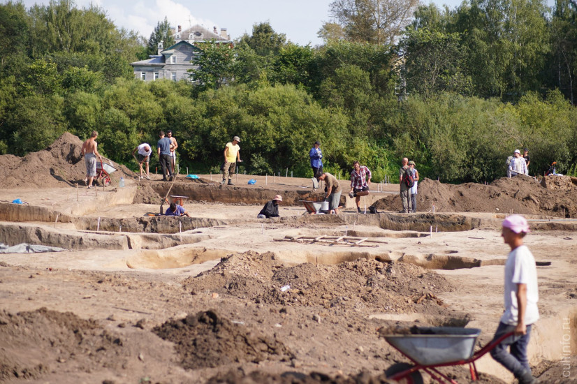 На раскопе трудятся как профессионалы, так и добровольцы