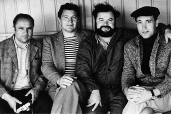 На съемках фильма «Целуются зори». Слева направо: А. Грязев, А. Ванин, В. Коротаев, М. Чигарев. Тотьма, июнь 1976
