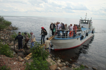 Катер «Путейский - 21». Высадка пассажиров на остров