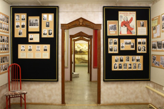Деревянные арки, которыми оформлены входы в разные залы музея