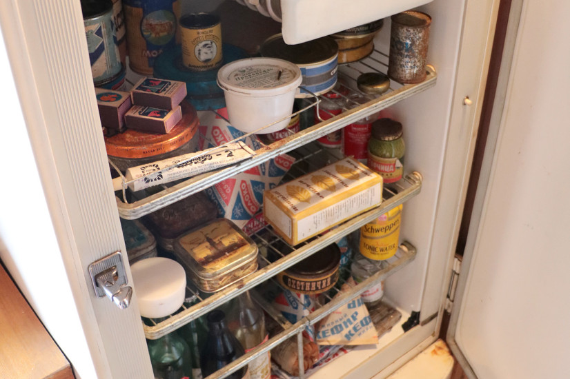 Абсолютно новый холодильник ЗИС 1953 года. Внутри – гастрономический ассортимент советского человека – настоящая сгущенка, треугольные пакеты молока и водка «Столичная». Пакет печенья, например, сохранился закрытым с 1986 года!