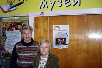 Основатель музея В.Д. Чусова.и нынешний руководитель Марина Базанова у входа в музей