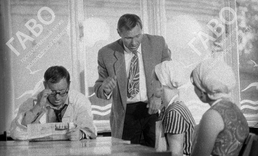 Кинорежиссер, актер В. М. Шукшин и участники съемочной группы во время работы над фильмом «Калина красная» в Белозерске. Фото. 1973 г. Из фондов ГАВО