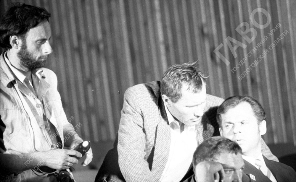 Кинорежиссер, актер В. М. Шукшин и участники съемочной группы во время работы над фильмом «Калина красная» в Белозерске. Фото. 1973 г. Из фондов ГАВО