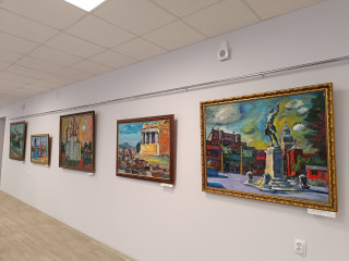 В выставочном зале теперь достойно представлены картины народного художника России Владимира Корбакова.