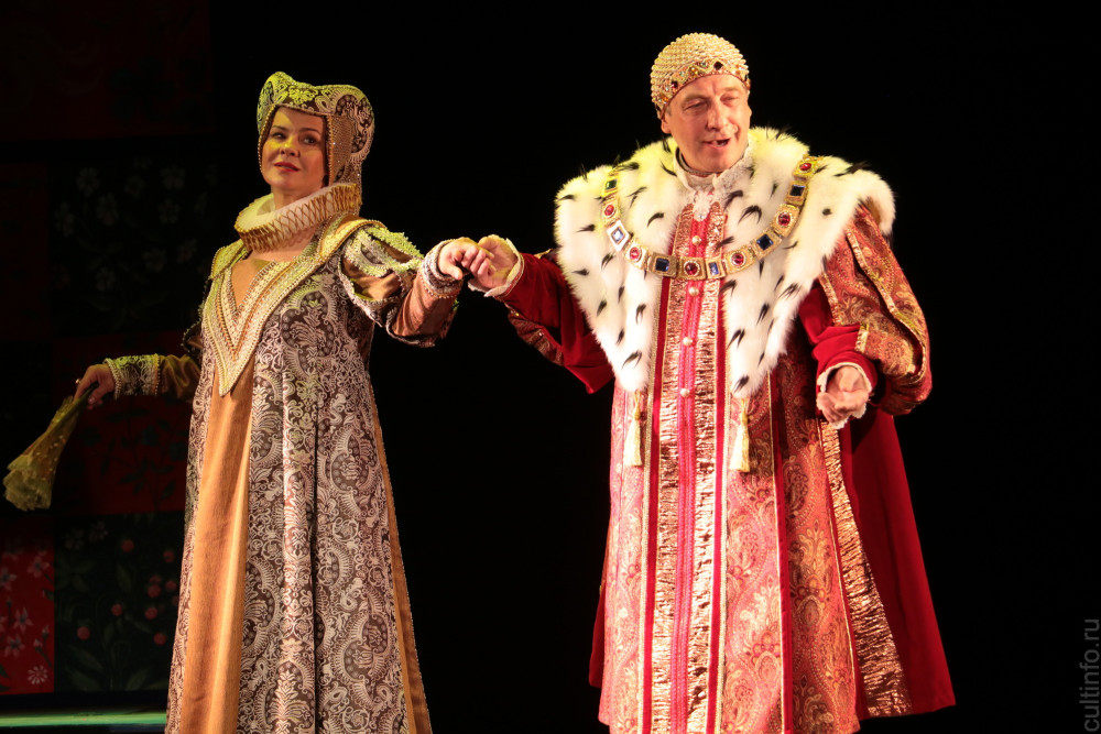 Сын короля и сын разбойника меняются местами: в ТЮЗе поставили спектакль «Принц и нищий»