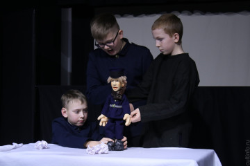 Играем в куклы: в школе-студии «Чайка» на грантовые средства поставили кукольный спектакль «Ангелочек»