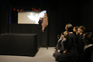Играем в куклы: в школе-студии «Чайка» на грантовые средства поставили кукольный спектакль «Ангелочек»