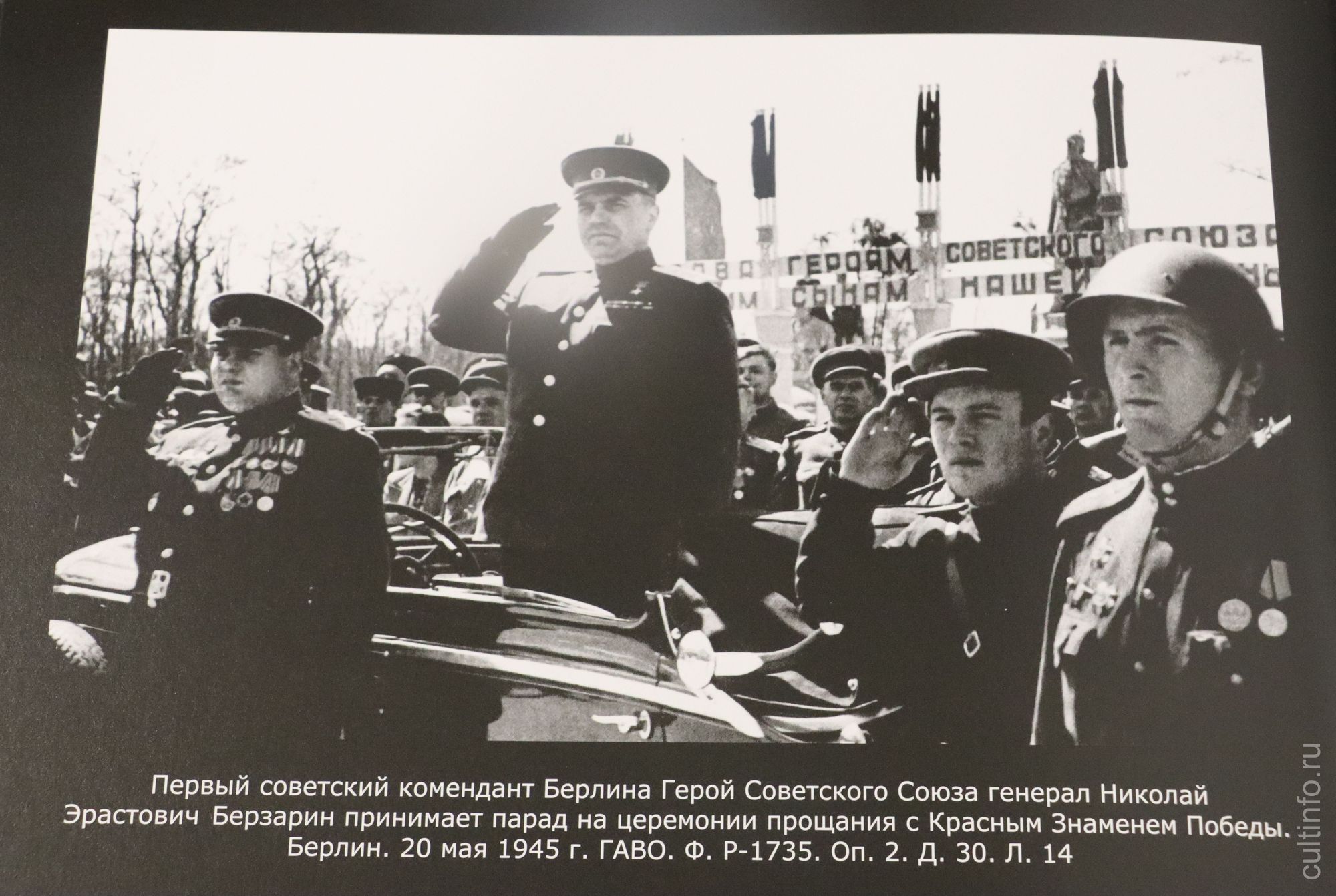 Альбом с уникальными снимками военного фотокорреспондента Петра Сотникова представили в Вологде
