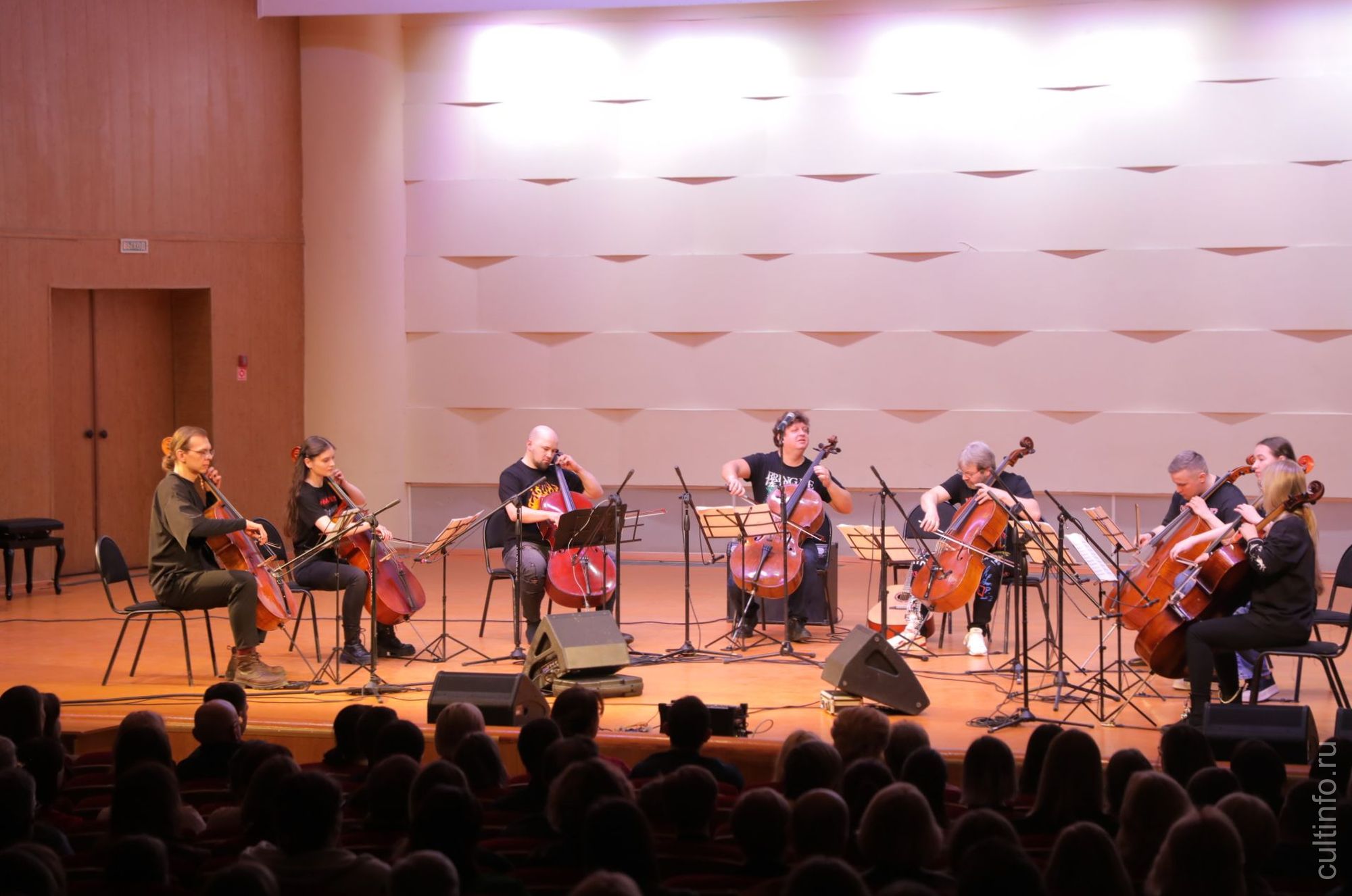 Премьеру аранжировки песни «Короля и шута» подарил вологжанам ансамбль виолончелистов Национального филармонического оркестра под управлением Владимира Спивакова