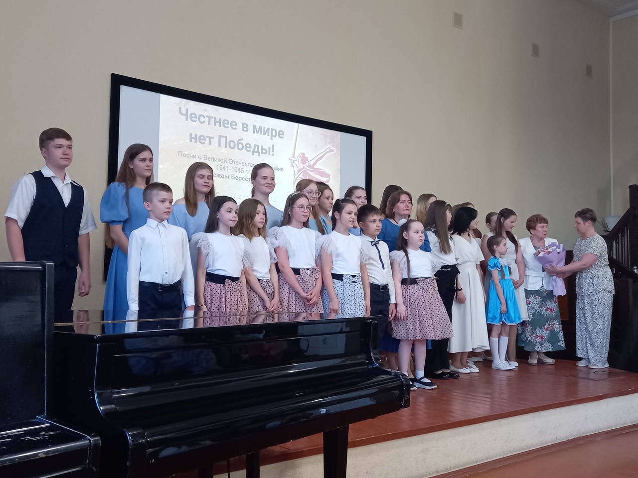 Цикл песен, посвященных городам-героям и Брестской крепости, представили композитор Надежда Берестова и студия «Чудетство» в областной библиотеке