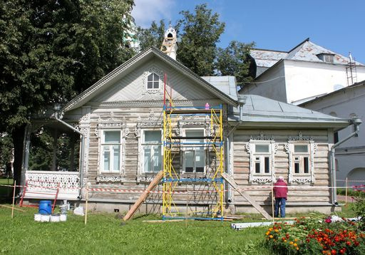 «Нужны еще рабочие руки!» Волонтеры и реставраторы ремонтируют деревянный дом в Вологодском музее-заповеднике 