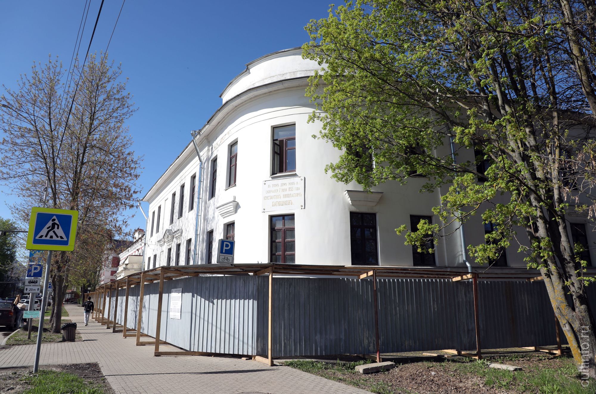 Реставраторы нашли лепнину под подвесным потолком в Доме Батюшкова