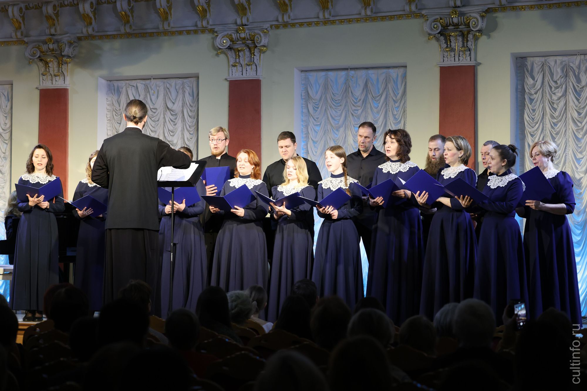 Концертом духовной музыки в исполнении хора «Л.И.К.» откроется выставка художника Александра Пестерева в арт-галерее на улице Ленина в Вологде