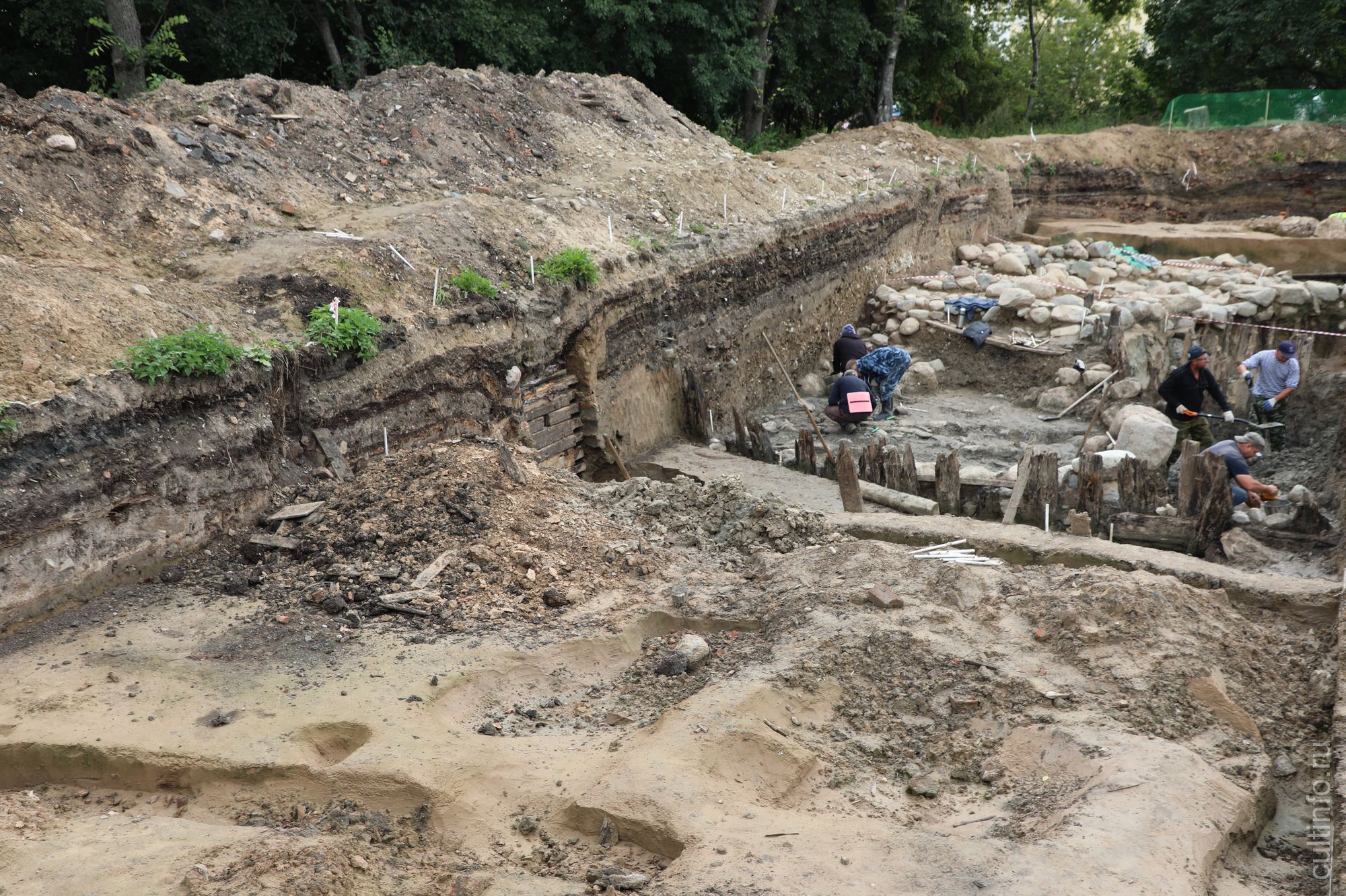 В устье реки Золотухи на месте спорткомплекса «Труд» в Вологде археологи изучают масштабное сооружение XVI века – угловую башню Кремля Ивана Грозного