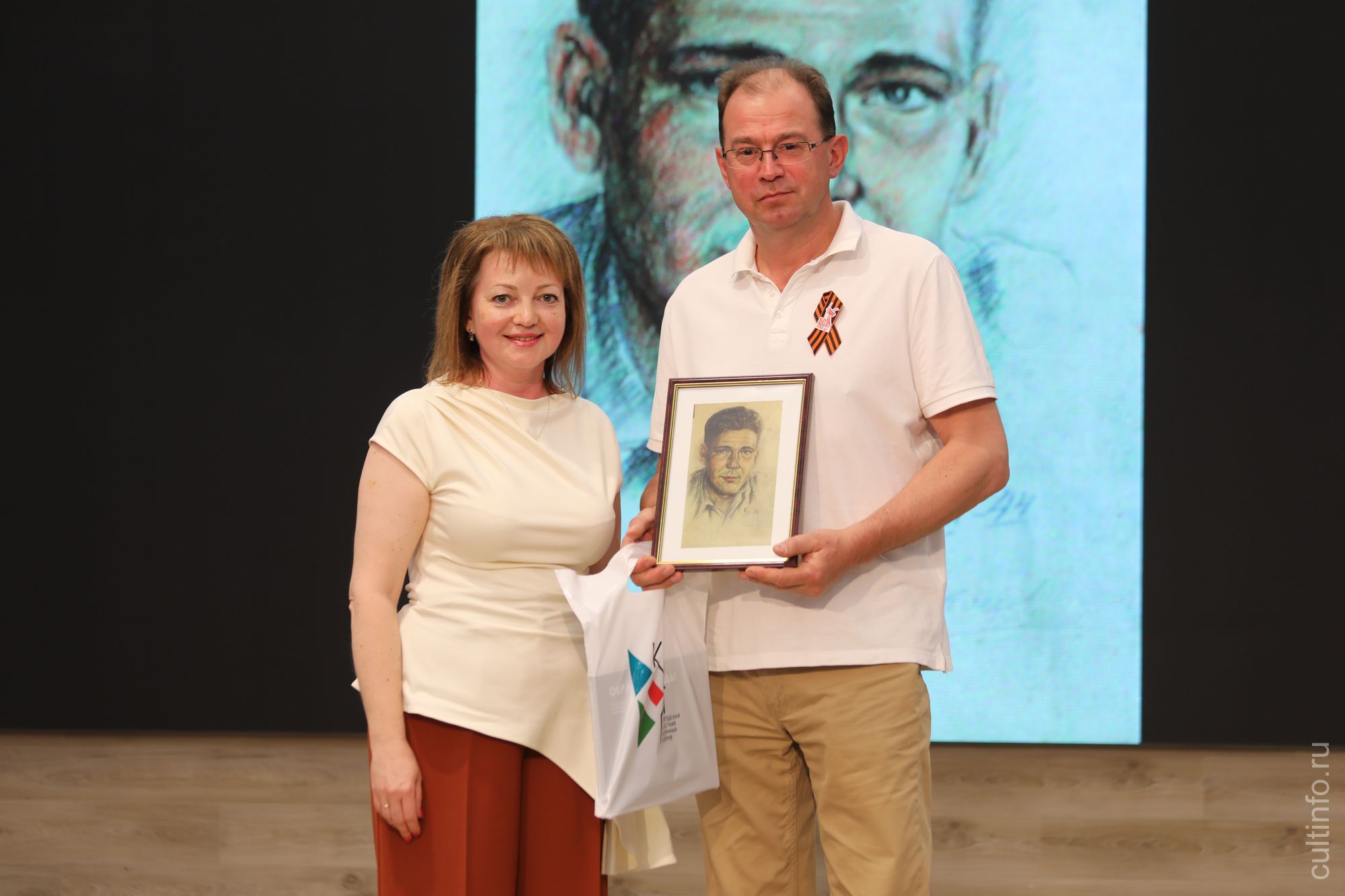 Портрет краснофлотца кисти вологодского художника передали родственникам в Татарстан на семинаре поисковиков в Вологде