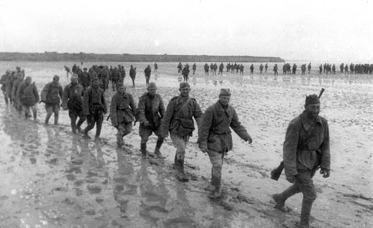 Солдаты РККА переходят залив Сиваш. Фото ru.wikipedia.org