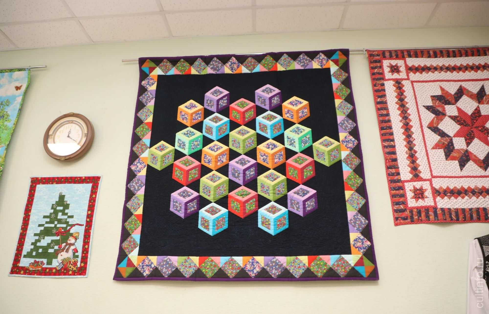 Лоскутная стенгазета и другие изделия ручной работы показаны на выставке в центре «Забота»