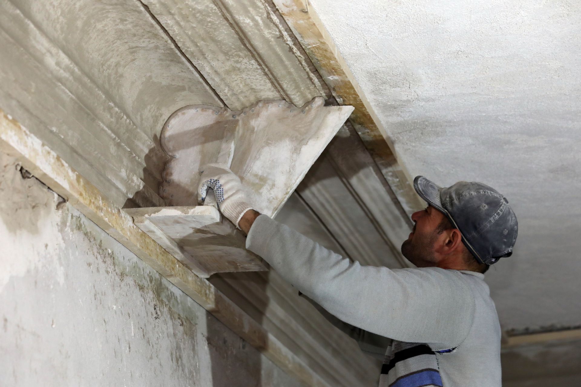 Реставраторы по старинной технологии восстанавливают лепнину в доме Пузыревского-Пузана