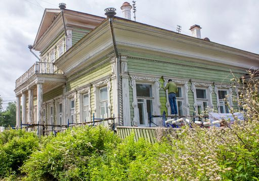 Мэр Вологды, градозащитники и волонтеры приняли участие в акции по покраске дома Засецкого