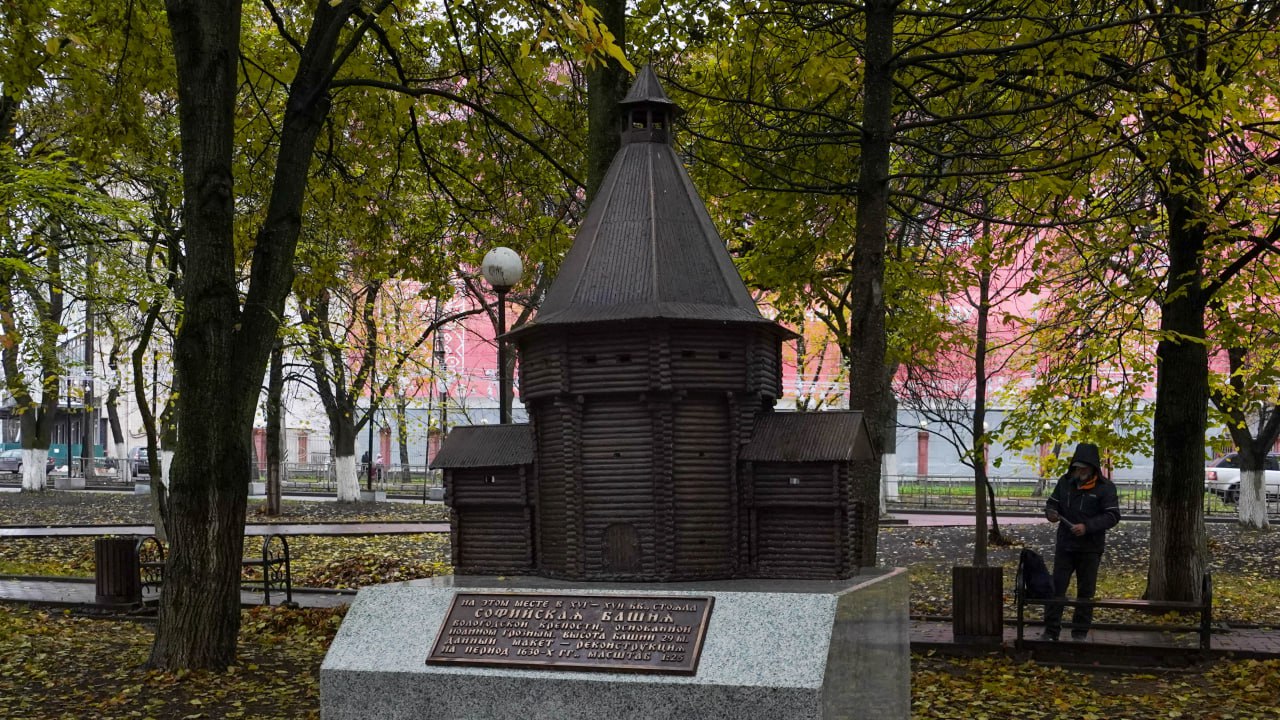 Бронзовый макет Софийской башни крепости времен Ивана Грозного установили в Театральном сквере в Вологде