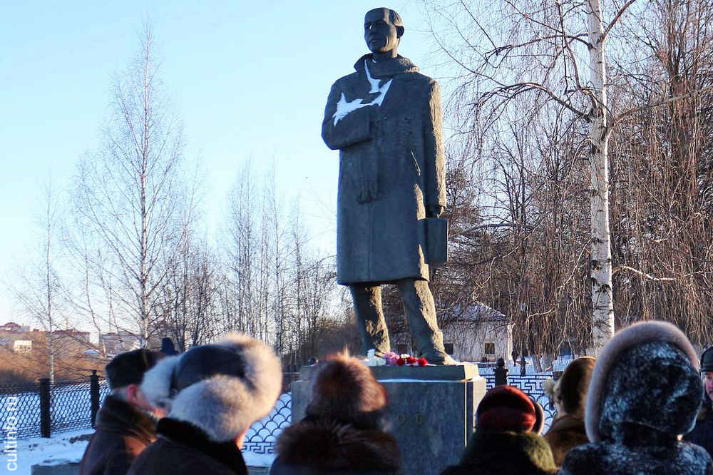 3 января в Вологде состоится традиционная встреча у памятника Николаю Рубцову и пройдет концерт оркестра «Перезвоны» к юбилею поэта