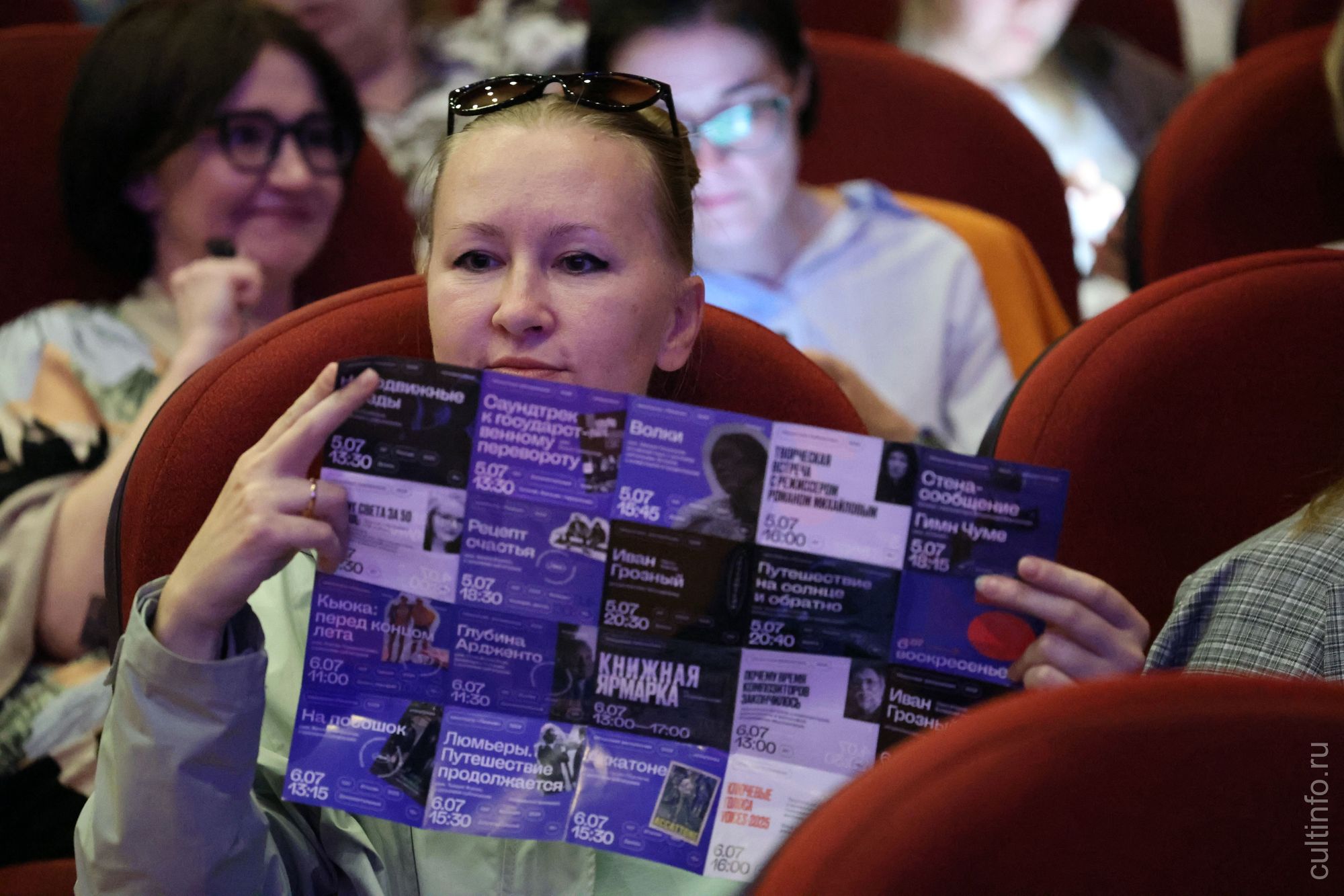 Идеи на выходные: кинофестиваль VOICES, традиции вепсов, праздник русской усадьбы, портретная лаборатория и кукольная экскурсия