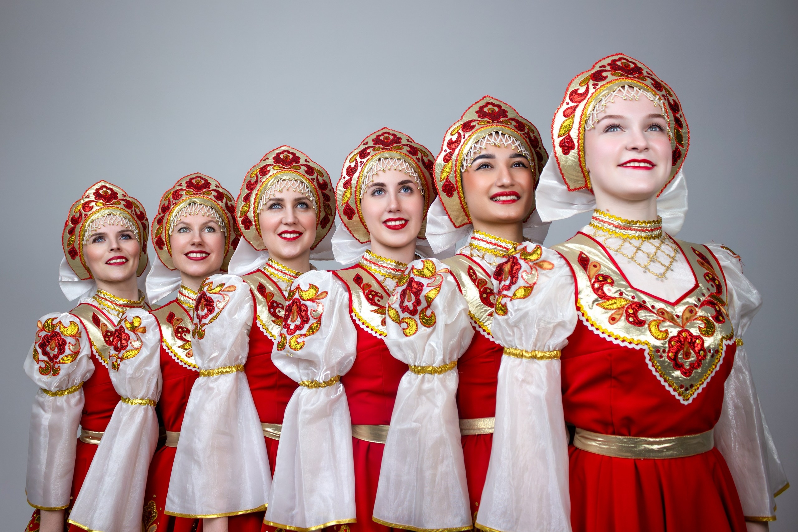 На предновогодний концерт приглашают вологжан ансамбли «Рябинка» и «Веселая планета»