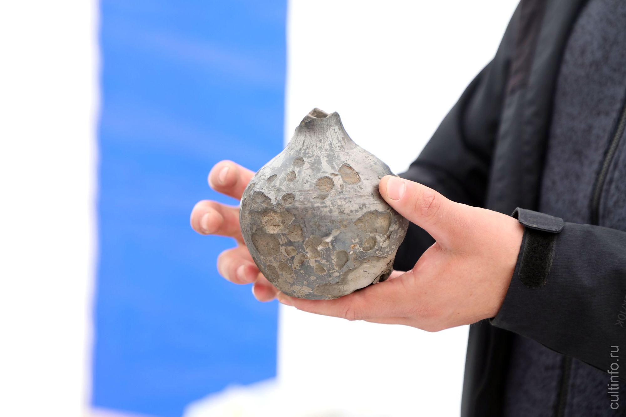 Кубышку без клада и медаль к 300-летию дома Романовых нашли археологи на площади Революции