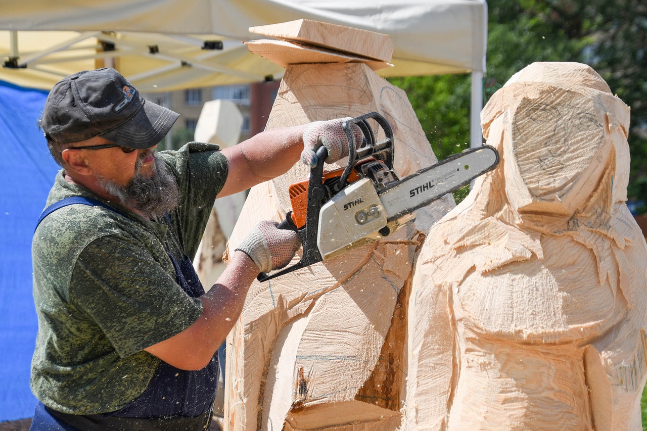 Деревянные скульптуры о семье создают в Череповце мастера из разных регионов России