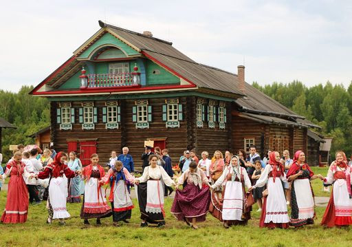 Народным гуляньем в «Семенково» завершился VI Межрегиональный фольклорный фестиваль «Деревня – душа России»