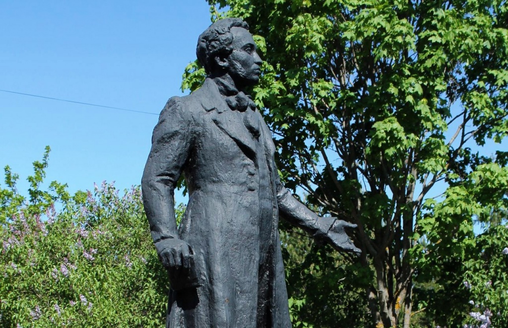 Памятник А. С. Пушкину в д. Новое Домозерово