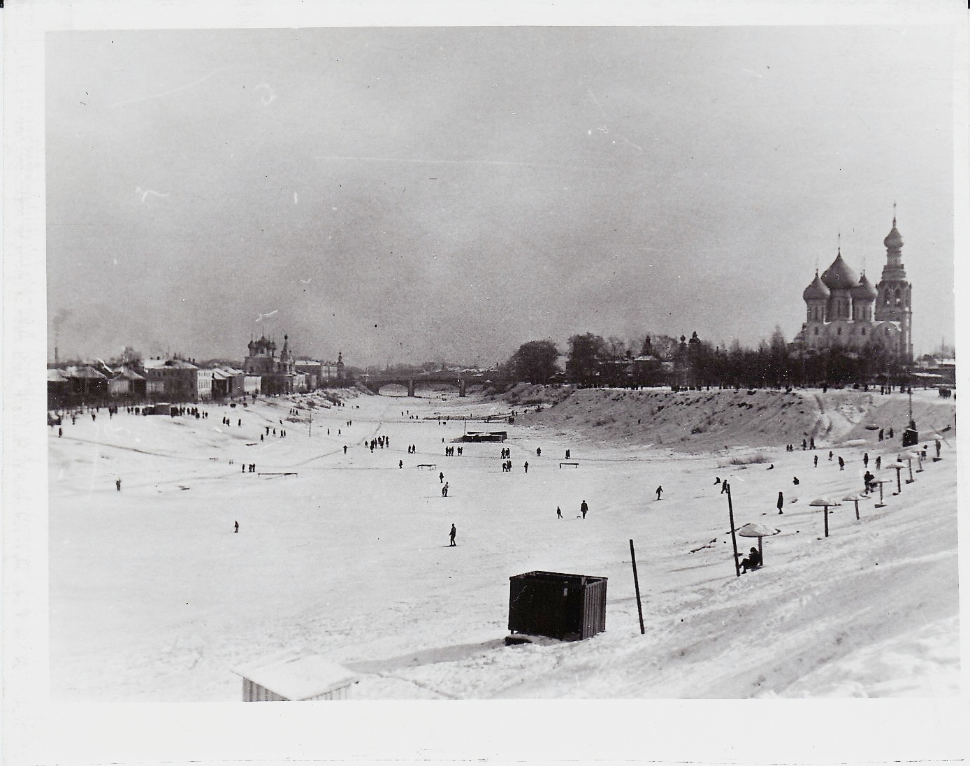 Городской пляж зимой. Фото Александра Дёмшина. Предположительно начало 1970-х.