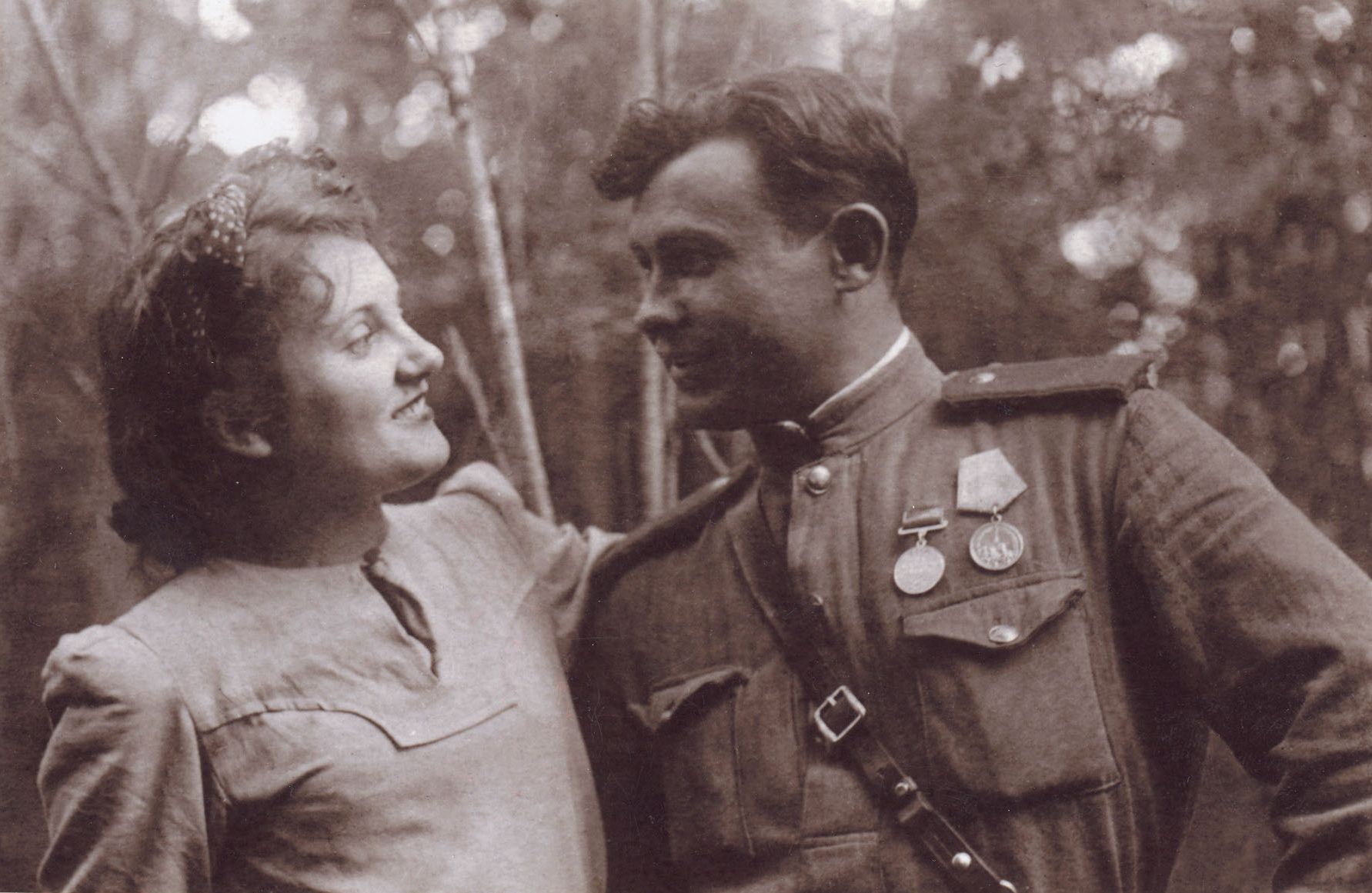Наталья Декаленкова и Василий Стамболе на Волховском фронте