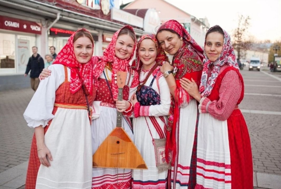 Татьяна Шеулина (в центре) с участницами мастерской «Покров»