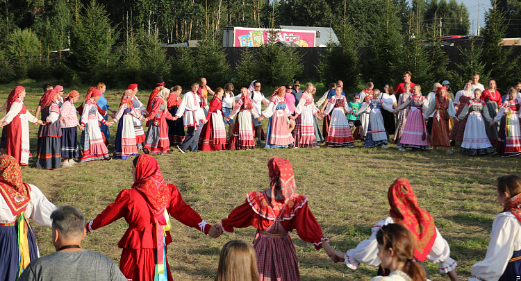 Всероссийский фестиваль «Вологда.Фолк», объединивший фольклорный фестиваль «Деревня – душа России» и гастрофестиваль «Как по маслу», с размахом прошел в Семенково