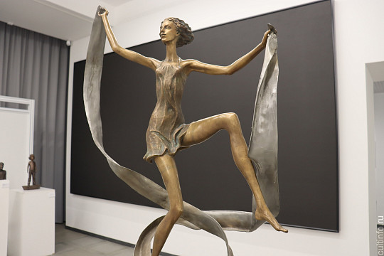 Поговорить о монументальном искусстве со скульптором Еленой Безбородовой приглашает картинная галерея