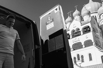 Выставка петербургского фотографа Евгения Шальнова «Достаточно света» о людях, попавших в беду, открылась в галерее «Красный мост»