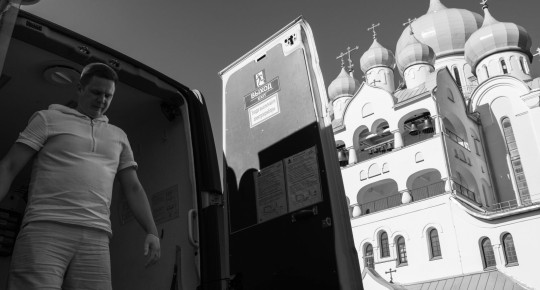 Выставка петербургского фотографа Евгения Шальнова «Достаточно света» о людях, попавших в беду, открылась в галерее «Красный мост»