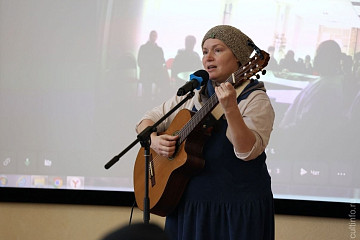 Автор-исполнитель Ирина Зенкова проведет мастер-класс по игре на гитаре